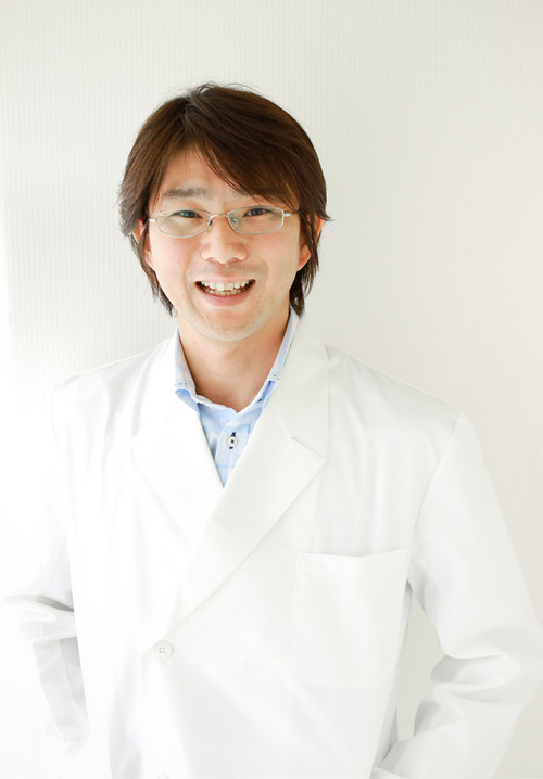 30代後半の木藤秀一(白衣姿)