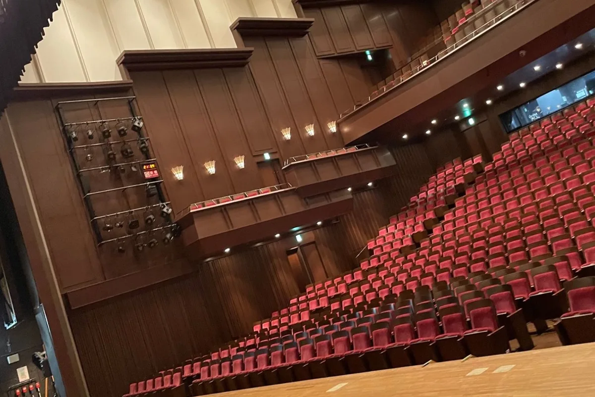 渋谷区文化総合センター大和田 さくらホール。舞台から客席を見た様子。