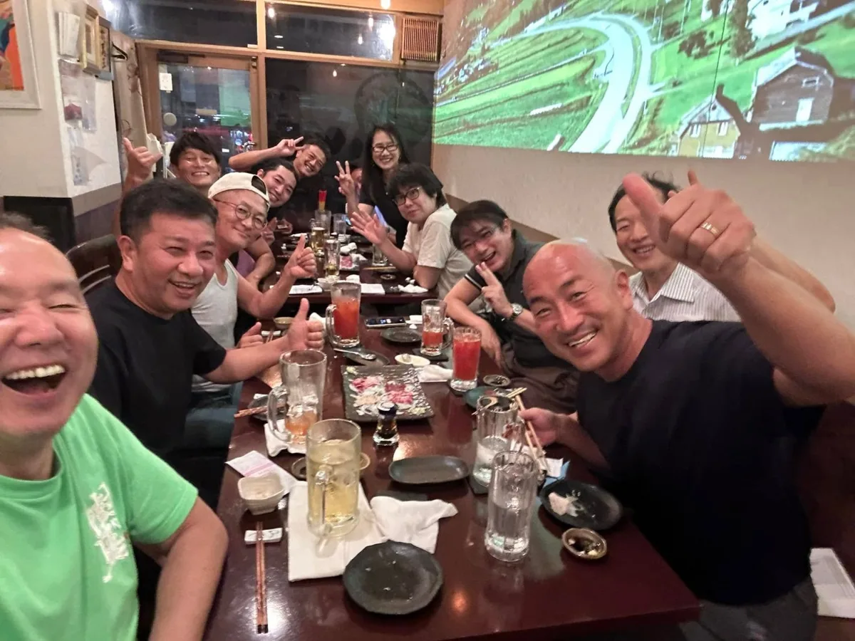 志成会の食事会の様子。毎月、経営者たちが食事をしながら学び合っています。